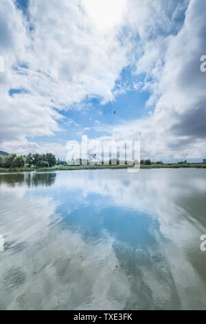 Lakeside Bau grüner Raum doubles bei bewölktem Wetter Stockfoto