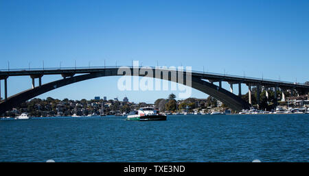 Gladesville Brücke überspannt Parramatta River aus Sydney Harbour mit Rivercat Fähre reisen vor, viele Boote auf dem Wasser gegen klare bl Stockfoto