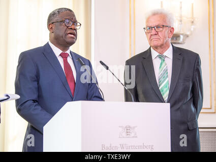 24. Juni 2019, Baden-Württemberg, Tübingen: Denis Mukwege (l), Arzt und Nobelpreisträger von 2018, und Winfried Kretschmann (Bündnis 90/Die Grünen), Ministerpräsident des Landes Baden-Württemberg, stehen im Staatsministerium in der Villa Reitzenstein. Der gynäkologe Mukwege den Friedensnobelpreis im Jahr 2018 für sein Engagement für die Rechte der Frauen in der Demokratischen Republik Kongo erhalten. Foto: Fabian Sommer/dpa Stockfoto