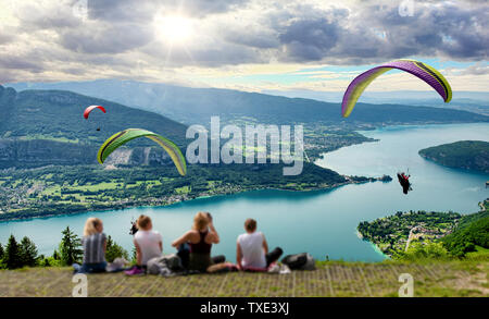 Gleitschirme mit Fallschirm springen der Col de Forclaz in der Nähe von Annecy in den Französischen Alpen, in Frankreich. Stockfoto