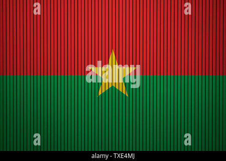 Burkina Faso Flagge bemalt auf dem gebrochenen grunge Betonwand Stockfoto