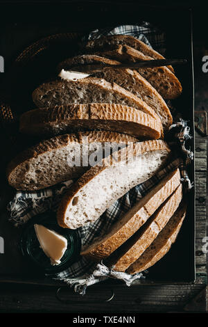 Sauerteigbrot. Braun Brot. Dunkler Hintergrund Stockfoto