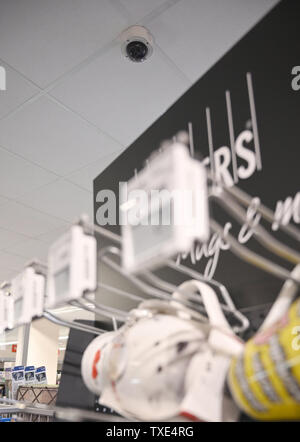 Köln, Deutschland. 24. Juni, 2019. Die Kamera hängt an der Decke einer Store der Handelskonzern Rewe. Im vergangenen Jahr Waren im Wert von rund 3,75 Milliarden Euro im Einzelhandel gestohlen wurden. Quelle: Henning Kaiser/dpa/Alamy leben Nachrichten Stockfoto