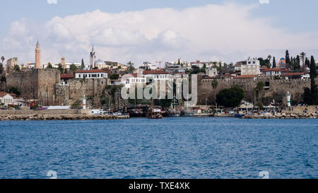 Antalya, Türkei - 22. Februar 2019: Yachten an der Pier im Hafen in der Altstadt Kaleici in Antalya. Stockfoto