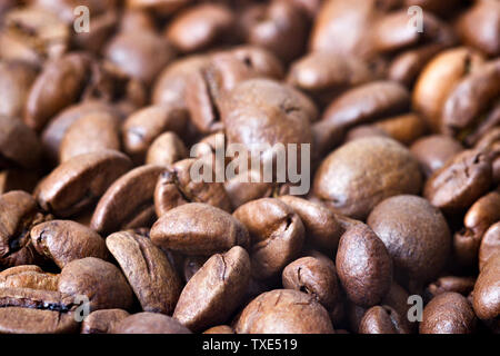 Geröstete Kaffeebohnen, Nahaufnahme. Hintergrund. Stockfoto