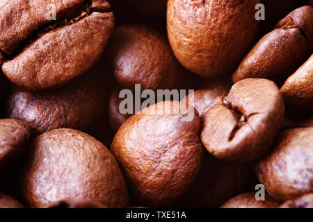 Geröstete Kaffeebohnen, Nahaufnahme. Hintergrund. Stockfoto