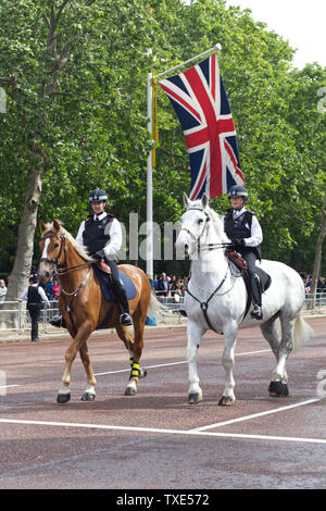 Berittene Polizei auf der Mall mit der Union Jack Flagge im Hintergrund fliegen Stockfoto