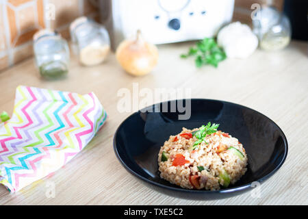 Bulgur Salat mit Gemüse auf dem Küchentisch mit Zutaten. Arabisch couscous Salat. Stockfoto