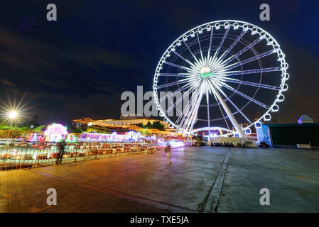 Blur Drehen, Verschieben von Riesenrad mit Beleuchtung an Karneval in der Nacht Stockfoto