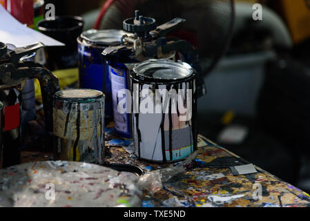 Verwendet Farbe können in einer Garage. Stockfoto