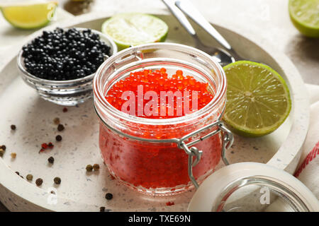 Appetitlich Zusammensetzung mit Kaviar und Zitrusfrüchten auf grau, Tisch, Nahaufnahme Stockfoto