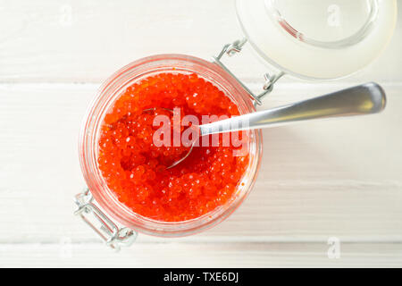 Glas Glas mit Kaviar auf weissem Holztisch, Platz für Text Stockfoto