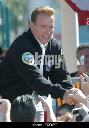 Der Gouverneur von Kalifornien, Arnold Schwarzenegger, schüttelt Hände mit Anhänger, 23. Oktober 2004 in der Stadt von Lemon Grove, Kalifornien. Der Gouverneur war bei einer Wahlkampfveranstaltung Zustand Assemblywomen Shirley Horton's Laufen für Wiederwahl im 78. Bezirk zu unterstützen. (UPI Foto/Earl S. Cryer) Stockfoto