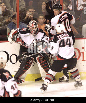 PHI 20000021205 - 12. FEBRUAR 2000 - Philadelphia, Pennsylvania, USA: Buffalo goalie Martin Biron findet, sich aus dem Netz neben den Brettern von Flyer John LeClair (10) und Buffalo Mannschaftskamerad Alexei Zhitnik (44) Nach der Jagd nach einem Puck während der zweiten Periode Philadelphia Flyers-Buffalo Sabre NHL Hockey Aktion an der First Union Center in Philadelphia Februar 12, 2000 gefangen. Philadelphia besiegt Buffalo 3-2 in Überstunden. rg/jca/John C. Anderson UPI Stockfoto