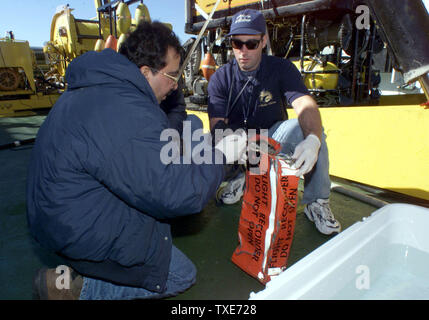 NAV 2000020350 - 02. Februar 2000 - An Bord der MV KELLIE CHOUEST: Deepak Joshi des National Transportation Safety Board, und Johannes Scarola der Alaska Airlines, die Vorbereitung der zweiten von zwei Flight Recorder black boxes von Alaska Airlines Flug 261 für Verkehr, 3. Februar. Die USA NavyÕs Tief eintauchen Einheit an Bord der MV Kellie Chouest abgerufen beide Recorder vor der Küste von Kalifornien. rg/sc/Spike Call/USN UPI Stockfoto