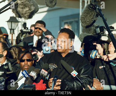 2000011101 CUXP - 16. NOVEMBER 1999 - Decatur, Illinois, USA: Reverend Jesse Jackson spricht mit den Medien Dienstag, 16. November, 1999 in Decatur, Illinois, am Eisenhower High School, wo er für das Führen einer Protest gegen die Decatur School board verhaftet wurde. Ein Bundesrichter ordnete heute gegen eine Klage von Jackson gegen die Schule, dass Vertreibungen des Schülers nicht illegal waren. (Mc/Mark Cowan) UPI Stockfoto