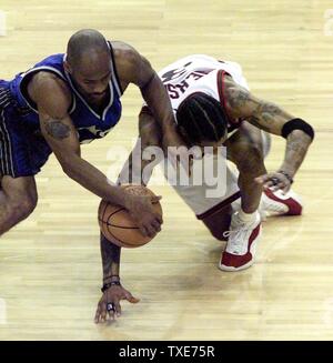 PHI 2000011401 - 14 Januar 2000 - Philadelphia, Pennsylvania, USA: Sixers' Allen Iverson (Nr. 3) und Orlando's Chucky Atkins Jagt für eine lose Kugel in der Mitte des Hofes im dritten Quartal Philadelphia 76ers - Orlando Magic NBA Basketball Aktion an der First Union Center 14. Januar 2000. jca/J. C. Anderson UPI Stockfoto