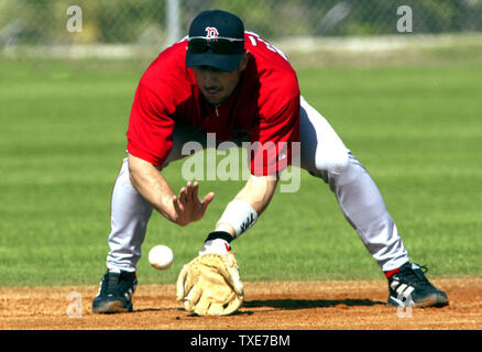 Boston Red Sox Nomar Garciaparra nimmt Grounders während Infield Praxis während des Spring Training Bohrer in Fort Myers, Florida, 29. Februar 2004. (Foto/Frank Polich) Stockfoto