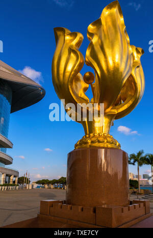 Golden Bauhinia Skulptur neben Ausstellung und Konferenz Center, Hong Kong, SAR, China Stockfoto