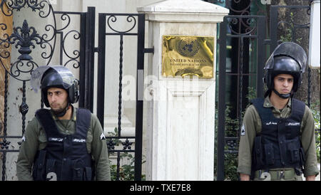 Polizei vor dem Büro der Vereinten Nationen in Teheran, Iran, als Proteste demonstarte, 31. Mai 2010. Mehr als hundert Iranische Studenten versammelten sie sich vor der Vereinten Nationen gegen die Israelische tödlicher Angriff auf eine Beihilfe flottille Für den Gazastreifen gebunden zu protestiert. UPI/Maryam Rahmanian Stockfoto