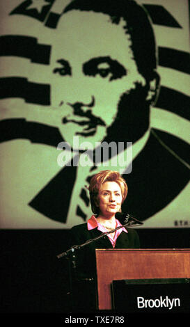 NYP 2000011701 - 17 Januar 2000 - NEW YORK, NEW YORK, USA: First Lady Hillary Rodham Clinton macht sie Bemerkungen auf der 14. jährlichen Brooklyn' Hommage an Dr. Martin Luther King Jr. Kommen teilen den Traum", dem 17. Januar, an der Brooklyn Academy of Music, in Brooklyn, New York. jr/HRC/Hayden Roger Celestin UPI Stockfoto