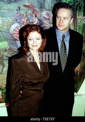 NYP 2000011903 - 19 Januar 2000 - NEW YORK, NEW YORK, USA: Actor-Director Tim Robbins und Frau - Schauspielerin Susan Sarandon an der National Board of Review Zeremonien in New York, wo Robbins geehrt wurde, 18. Januar, mit der Bezeichnung ,besondere des NBR Leistung in Filmmaking Award" für "Cradle Will Rock". ep/Ezio Petersen UPI Stockfoto