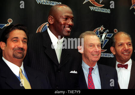 WAP 20001922 - 19 Januar 2000 - Washington, DC, USA: Michael Jordan, Mitte links, Posen für Fotos mit Washington Wizards Minderheitsgesellschafter Ted Leonsis, rechts, Zauberer Mehrheitseigentümer Abe Pollin, und Washington Bürgermeister Anthony Williams im Anschluss an eine Pressekonferenz, 19. Januar in Washington. Jordan wurde eine Minderheit Inhaber und Präsident von Basketball Operations der Assistenten. jr/JR/Joel Rennich UPI Stockfoto
