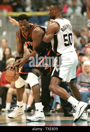 SAP 2000012204 - 22 Januar 2000 - SAN ANTONIO, Texas, USA: Patrick Ewing (33) der New York Knicks versucht, hinter San Antonio Spurs und David Robinson (50) im zweiten Quartal Maßnahmen auf den Alamodome erhalten. Die Spurs besiegten die Knicks 96-83, Januar 22, in einem rematch des NBA-Finale im letzten Jahr. rg/jm/Joe Mitchell UPI Stockfoto