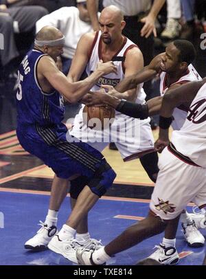 PHI 2000011403 - 14 Januar 2000 - Philadelphia, Pennsylvania, USA: Sixers' Matt Geiger (Mitte) und George Lynch (rechts) in eine Tug-of-War mit Orlando's Chris Gatling (#25), da sie den Kampf für ein Rebound unter dem Korb im dritten Quartal Philadelphia 76ers - Orlando Magic NBA Basketball Aktion an der First Union Center 14. Januar 2000. jca/J. C. Anderson UPI Stockfoto