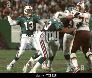 WAP 2000010202 - 02 Januar 2000 - RALJON, Maryland, USA: Miami Dolphins Quarterback Dan Marino sucht ein Loch in der ersten Hälfte gegen die Washington Redskins, Januar 2, in der letzten Saison Spiel für die Skins. Die Redskins schlagen die Delphine 21-10. rg/iw/Ian Wagreich UPI Stockfoto