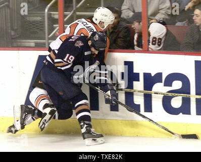 PHI 20000021003 - 10. FEBRUAR 2000 - Philadelphia, Pennsylvania, USA: Flyer John LeClair (10) und Edmonton von Boyd Devereaux (19) verwickelt, als Sie auf den boards während der ersten Periode Philadelphia Flyers-Edmonton Oilers NHL Hockey Aktion Schlacht an der First Union Center in Philadelphia, 10. Februar 2000. Edmonton besiegt Philadelphia 3-2. rg/jca/John C. Anderson UPI Stockfoto