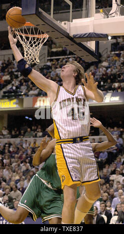 IND 2000020103 - 01 Februar 2000 - Indianapolis, Indiana, USA: Indianapolis Pacers Rik Smits (45) Kerben auf einem Lay-up gegen die Boston Celtics am 1. Februar in Indianapolis. rg/mc/Mark Cowan UPI Stockfoto