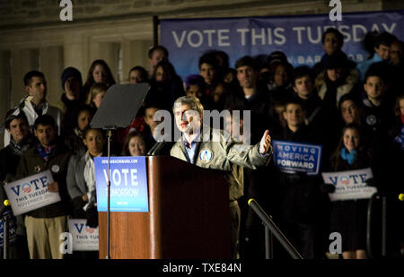 Pennsylvania US-Senat demokratische Kandidat Joe Sestak Gesten, wie er den Schülern während einer abschließenden Kampagne Stop an der Universität von Pennsylvania in Philadelphia am 1. November 2010 spricht. UPI/John Anderson Stockfoto