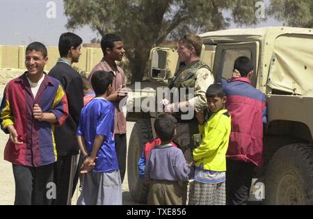 REX 2003040107 - Umm Qasr, Irak, März 28 (UPI) - irakische Zivilisten zu Personalsgt sprechen. Krispian McCullar, der 354 zivilen Angelegenheiten Bataillon, bei Umm Qasr, der Irak, der am 28. März 2003. Die 354 ist im Irak zu helfen humanitäre Adjutanten das Leiden, das durch die Invasion des Irak zu entlasten verteilen. rlw/Tyler Lange/REX FEATURES UPI *** Europa *** Stockfoto