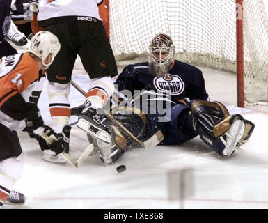 PHI 20000021004 - 10. FEBRUAR 2000 - Philadelphia, Pennsylvania, USA: Flyer Jody Hull (11) bewegt sich der Puck für eine Aufnahme, wie Edmonton goalie Tommy Salo nach unten vor den Net während der ersten Periode Philadelphia Flyers-Edmonton Oilers NHL Hockey Aktion an der First Union Center in Philadelphia, 10. Februar 2000. Edmonton besiegt Philadelphia 3-2. rg/jca/John C. Anderson UPI Stockfoto