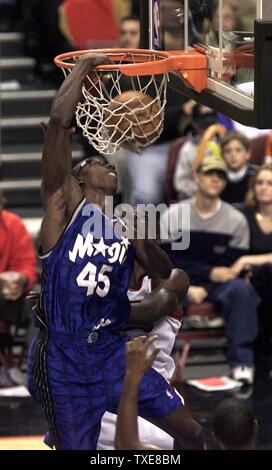 PHI 2000011404 - 14 Januar 2000 - Philadelphia, Pennsylvania, USA: Orlando's Charles Bo Outlaw hat ein Rückwärts dunk im dritten Quartal Philadelphia 76ers - Orlando Magic NBA Basketball Aktion an der First Union Center 14. Januar 2000. jca/J. C. Anderson UPI Stockfoto