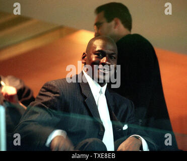 WAP 2000011925 - 19 Januar 2000 - Washington, DC, USA: ehemalige NBA-Star Michael Jordan lächelt von Sky Box des Eigentümers im MCI Center vor dem Spiel der Washington Wizards gegen die Dallas Mavericks, 19. Januar in Washington. Es wurde heute bekannt, dass Jordan der Präsident der Basketball Operations für die Washington Wizards geworden. jr/JR/Joel Rennich UPI würde Stockfoto