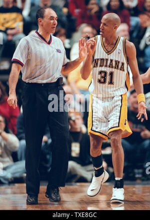 CUX 2000010404 - 04 Januar 2000 - Indianapolis, Indiana, USA: Indiana Pacers guard Reggie Miller (31) argumentiert mit einer offiziellen, nachdem er in die Schrittmacher 116-111 ausgeworfen über den New Jersey Nets, 4. Januar in Indianapolis. rg/mc/Mark Cowan UPI win Stockfoto