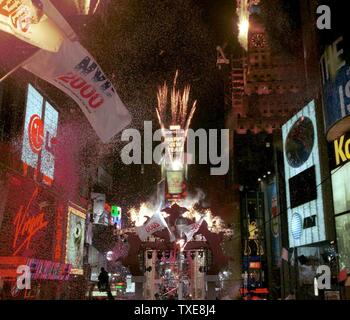 NYP 2000010104 - 01 Januar 2000 - NEW YORK, NEW YORK, USA: Die Millennium Silvester Feier, am 31. Dezember in New York City's Times Square Gegend. jr/EP/James Belvin UPI Stockfoto