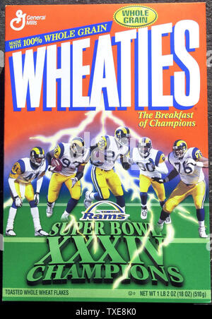 SLP 2000020207 - 02 Februar 2000 - Minneapolis, Minnesota, USA: General Mills, der wheaties Müsli, erteilt haben eine spezielle Edition commemorative Box die Ehrung der Weltmeister St. Louis Rams nach ihrem Sieg über die Tennessee Titans im Super Bowl XXXIV Sonntag in Atlanta, 2. Februar. Die 18-ounce Rams Boxen werden während der grösseren St. Louis metropolitan area zur Verfügung stehen und außerhalb des Bereichs online verfügbar. jr/BG/Rechnung Greenblatt UPI Stockfoto