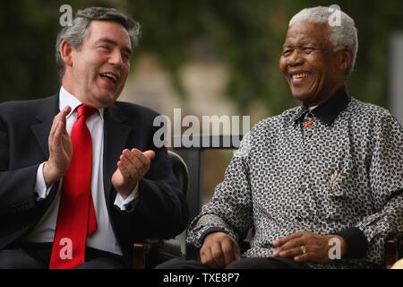 Der britische Premierminister Gordon Brown (L) und Nelson Mandela besuchen eine enthüllungsfeier einer Statue, die Mandela auf den Parliament Square in London am 29. August 2007. Die Bronzestatue, die Nelson Mandela, eine Rede, wurde von Ian Walters geformt, ist neun Meter (2,7 Meter) hoch, mit Blick auf die Häuser des Parlaments. (UPI Foto/Daniel Berehulak/Pool) Stockfoto