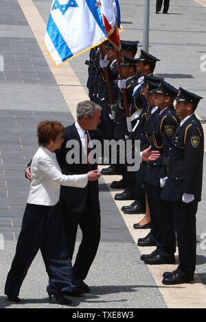 JERUSALEM - Mai 15: US-Präsident George W. Bush ist durch die Knesset speaker Dalia Itzik begleitet, wie er Bewertungen eine Ehrengarde bei Ankunft im israelischen Parlament vom 15. Mai 2008 in Jerusalem. Bush kritisiert die tödliche Taktiken der extremistischen Gruppen wie al-Qaida, Hisbollah und Hamas und sagte, daß er auf den Tag, wenn Muslime erkennen sie die Leere der Terroristen Vision und die Ungerechtigkeit ihrer Ursache" aussieht. (Foto von David Silverman/Getty Images-POOL) *** Local Caption *** George Bush; Dalia Itzik Stockfoto