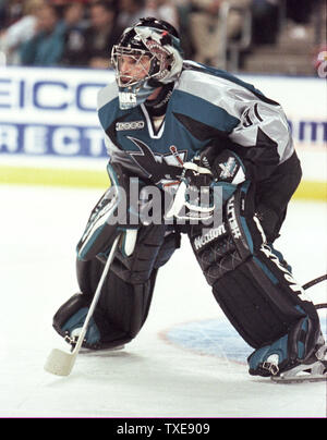 MIA 2000020911 - 09 Februar 2000 - Miami, Florida, USA: San Jose Sharks goalie Steve Shields stellt für die Florida Panthers in der zweiten Periode NHL Tätigkeit erschossen. Die Leoparden besiegten die Haie 4-1, 9. Februar, am National Car Rental Center. rg/mb/Michael Bush UPI Stockfoto