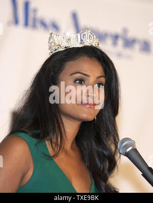 Nina Davuluri von New York trägt ihr neue Krone, wie Sie mit den Medien trifft nach der Miss America 2014 im Boardwalk Hall in Atlantic City 15. September 2013 gekrönt Anfang September 16, 2013. UPI/John Anderson Stockfoto