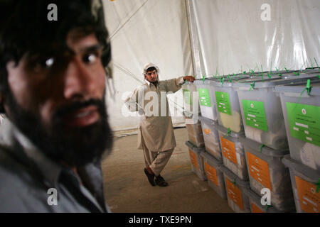 Arbeitnehmer stehen neben Urnen der afghanischen Präsidentschaftswahlen an die Unabhängige Wahlkommission in Afghanistan (IEC) in Kabul, Afghanistan am 22. August 2009. Der afghanische Präsident Hamid Karsai die Wiederwahl Chancen erschienen härter als Afghanen gestimmt Donnerstag ihre zweite Wahl. UPI/Mohammad Kheirkhah Stockfoto