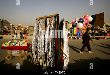 Ein Ballon Verkäufer macht seinen Weg durch eine Straße in in Kabul, Afghanistan am 27. August 2009. UPI/Mohammad Kheirkhah Stockfoto