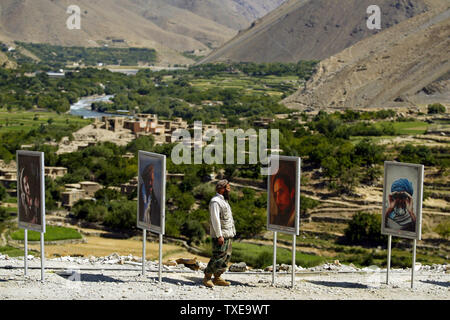 Ein Mann schaut auf die Fotografien der Fotograf Reza Deghati Iranian-French in der Ausstellung Namen alar-e Shahidan', das heißt 'Leiter der Märtyrer", am Grab der antisowjetischen Widerstand Anführer Ahmad Shah Massoud (2nd-R), in Panj Shir Tal nördlich von Kabul, Afghanistan am 3. September 2009. UPI/Mohammad Kheirkhah. Stockfoto