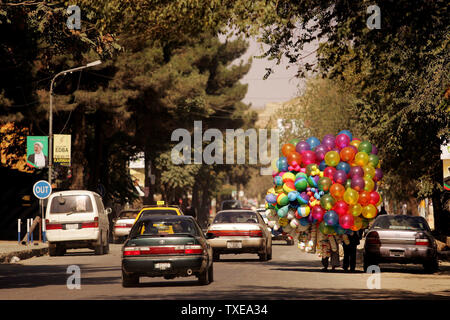 Ein Ballon Verkäufer bewegt sich entlang einer Straße während des Eid Al-Fitr, den Feiertag markiert das Ende der muslimischen heiligen Fastenmonats Ramadan in Kabul, Afghanistan am 20. September 2009. UPI/Mohammad Kheirkhah Stockfoto