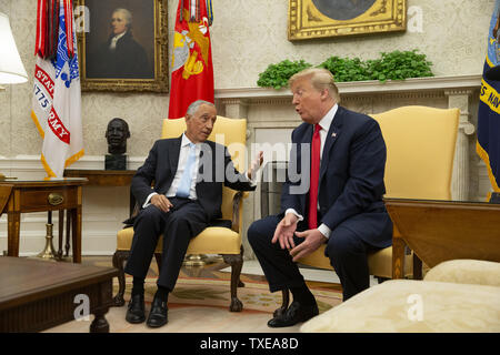 Präsidenten der Vereinigten Staaten Donald Trump trifft sich mit Portugal Präsident Marcelo Rebelo de Sousa im Oval Office im Weißen Haus in Washington, DC am 27. Juni 2018. Foto von Alex Edelman/UPI Stockfoto