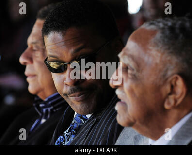 Isaac Farris, Mitte, SCLC Präsident und Neffe von Pfr. Dr. Martin Luther King Jr., der ehemalige UN-Botschafter Andrew Young, Links, und Pfr. Joseph Lowery hören Lob für den späten Rev. James Orange, eine bürgerliche Rechte Führer und Aktivisten, der Märsche und die Wählerregistrierung treibt seit über 40 Jahren organisiert, an einem Park in der Widmung für Orange am Samstag, Oktober 29, 2011 in Atlanta. UPI Foto/David Tulis Stockfoto